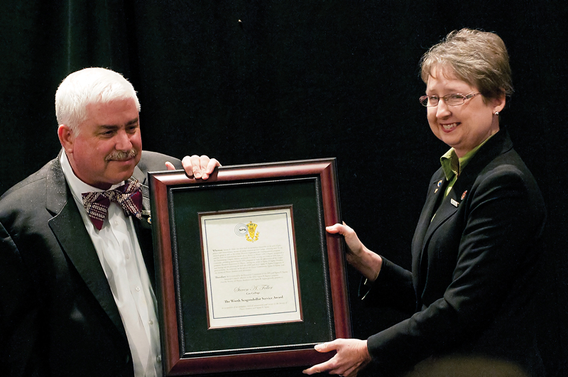 Previous recipient Karen Williams (right), East Central University (OK), presents Steve Feller, Coe College (IA), with the Sigma Pi Sigma Worth Seagondollar Award. Photo by Ken Cole.