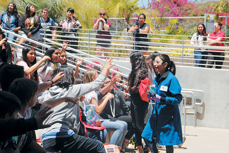 Everyone wants in on science during the field trip. Photo courtesy of Felix Flores.