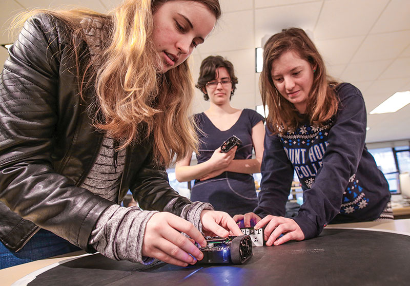 Students in Mount Holyoke's Engineering Robotics Systems class test their SumoBots by attempting to push other bots out of a circular arena. Photos courtesy of Katherine Aidala.