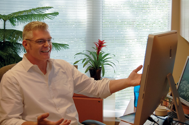 Tracy Schwab in his office at SPS National. Photo by Liz Dart Caron, AIP.